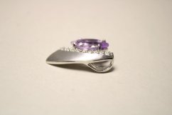 Strieborný prívesok zdobený fialovým ametystom a čírymi zirkónmi, rhódium, 2,16g, 925/1000