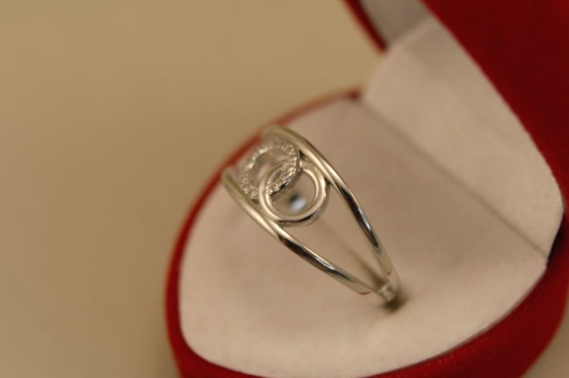 Prsteň- dva kruhy medzi obručou-číre zirkóny-rhodium-striebro