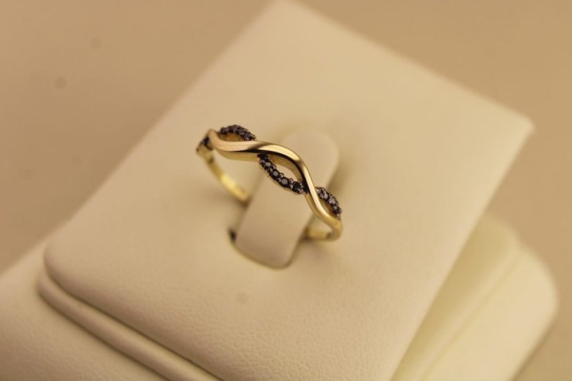 Prsteň- pletený vzor- čierne diamanty- žlté zlato- 14 karátov