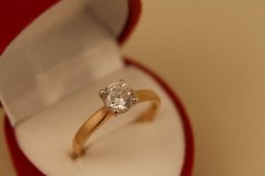 Prsteň- číry zirkón v korunke- viacfarebné zlato- 14 karátov