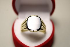 Prsteň-čierny ónyx- gravír- žlté zlato- 14 karátov