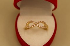 Prsteň- nekonečno- rúžové zirkóny- žlté zlato- 14 karátov