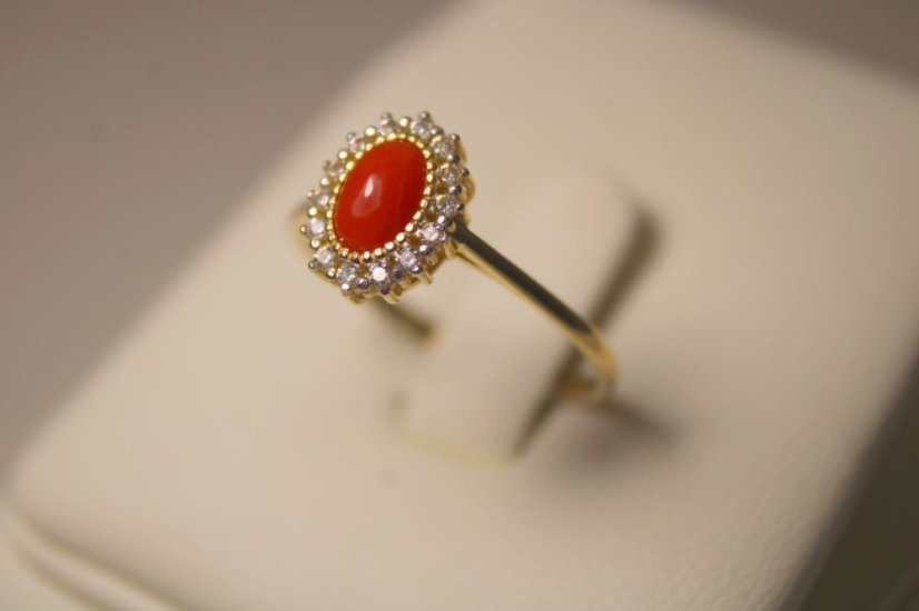 Zlatý prsteň s červeným korálom, číre zirkóny, žlté zlato, veľkosť 56, 1,56 g, 14K 585/1000