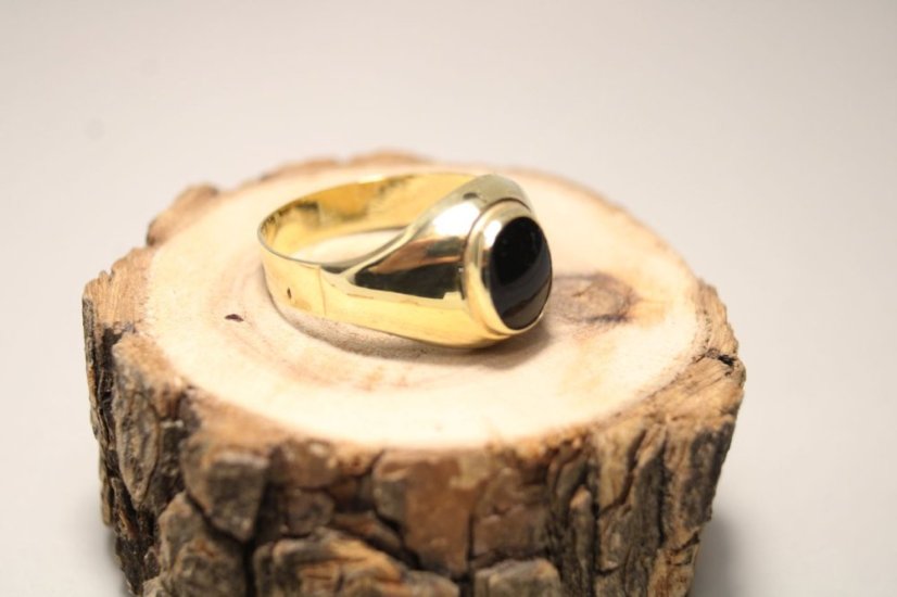 Elegantný zlatý prsteň s čiernym ónyxom, veľkosť 63, 4,31g, žlté zlato, 14K, 585/1000 - Farba zlata: Žltá, Druh kameňa: ONYX, Farba kameňa: Čierny, Veľkosť prsteňa: 63, Váha (g): 4,31, Rýdzosť: 14 karátov 585/1000