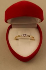 Prsteň- minimalistický vzhľad- číre zirkóny- žlté zlato- 14 karátov