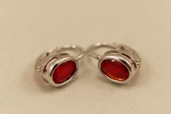 Náušnice- červený zirkón-klasické zapínanie- striebro