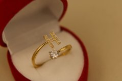 Prsteň- písmeno H- číre zirkóny- pozlátená oceľ- 316/L