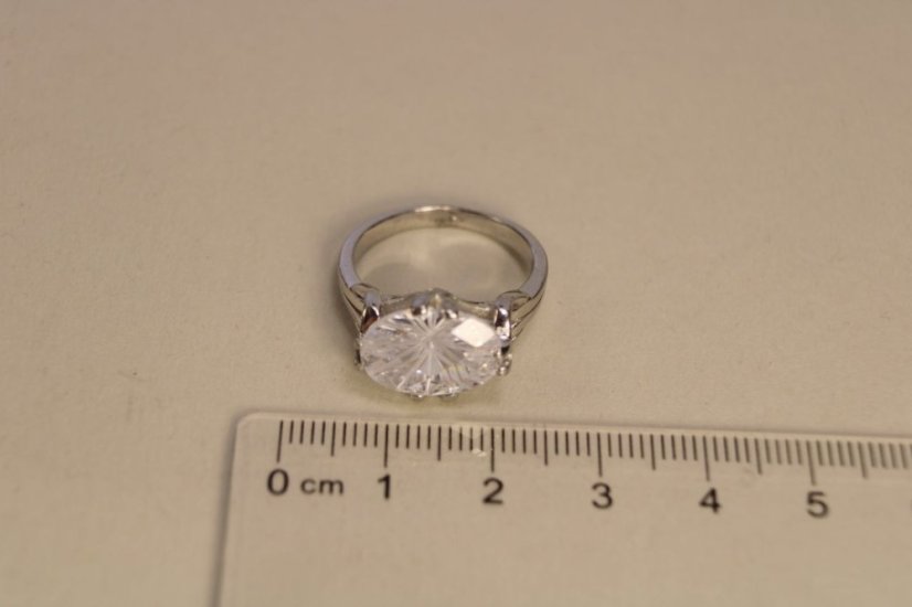 Strieborný prsteň s ovalným čírym swarovski crystals, rhodiované striebro, veľkosť 56, 5,39g, 925/1000