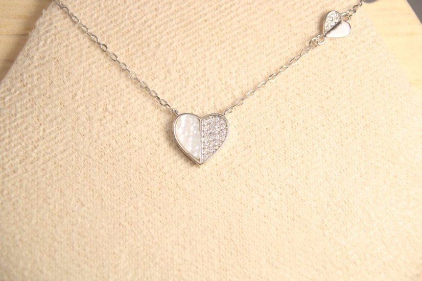 Romantický strieborný náhrdelník s príveskami v tvare srdiečka, perleť, číre zirkóny, rhodium, 40-45 cm, 2,27 g, 925/1000 - Materiál: Rhodiované striebro, Druh kameňa: ZIRKÓNY/PERLEŤ, Farba kameňa: Číre/biela, Dĺžka retiazky (cm): 40 + 5, Váha (g): 2,27, Rýdzosť: STRIEBRO 925/1000