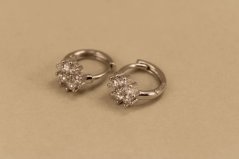 Náušnice- malé kruhy- zirkóny- zacvakávacie- rhódiované striebro