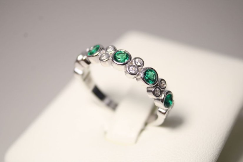 Strieborný prstienok s čírymi a zelenými zirkónmi, rhodium, veľkosť 58, 3,17 g , 925/1000