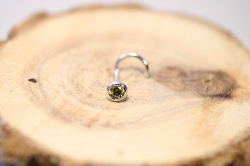 Piercing do nosa- zelený kamienok- rhódiované striebro