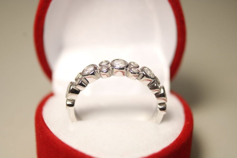 Strieborný prstienok s čírymi zirkónmi, rhodium, veľkosť 58, 3,19 g , 925/1000