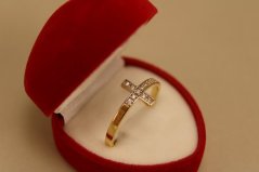 Prsteň - kríž vykladaný zirkónmi - viacfarebné zlato - 14K