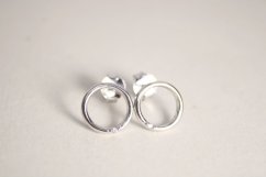 Minimalistické strieborné náušnice so zirkónom, rhodium, puzetky, 1,18 g, 925/1000