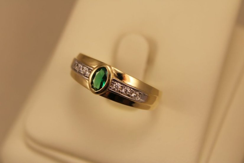 Zlatý prsteň, žlté zlato, zelený zirkón a číre zirkóny, veľkosť 60, 3,39g 14k 585/1000