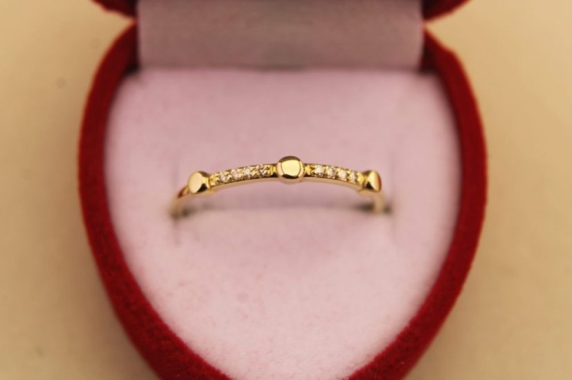 Prsteň- diamanty- 0,04 ct- H/Si2- žlté zlato- 14 karátov - Farba zlata: Žltá, Druh kameňa: DIAMANT (BRILIANT), Farba kameňa: Biely, Veľkosť prsteňa: 54, Váha (g): 1,04, Rýdzosť: 14 karátov 585/1000