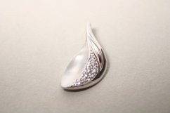 Rhodiovaný strieborný prívesok daždová kvapka s kamienkami zirkóna, 1,47 g, 925/1000