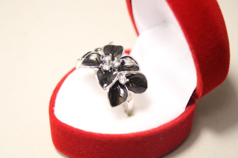 Rozkvitnutý strieborný prsteň s čírymi zirkónmi, čierny smalt, rhodium, veľkosť 49, 5,01 g, 925/1000 - Materiál: Rhodiované striebro, Druh kameňa: Zirkóny/smalt, Farba kameňa: Číry/čierny, Veľkosť prsteňa: 49, Váha (g): 5,01, Rýdzosť: STRIEBRO 925/1000