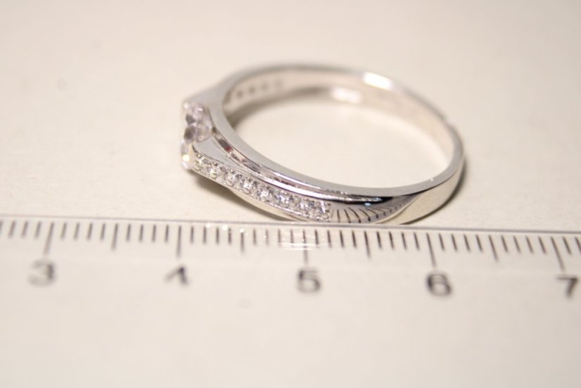 Nadčasový strieborný prsteň s čírymi kameňmi, rhódium, veľkosť 63, 2,31g, 925/1000 - Materiál: Rhodiované striebro, Druh kameňa: ZIRKÓN, Farba kameňa: Číry, Veľkosť prsteňa: 63, Váha (g): 2,31, Rýdzosť: STRIEBRO 925/1000