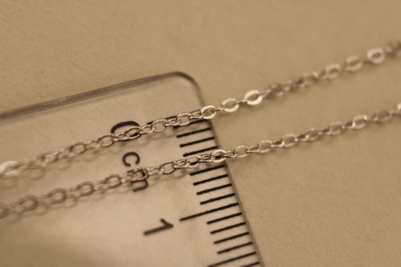 Retiazka- Celebritka- písmeno L- perličky- rhódiované striebro