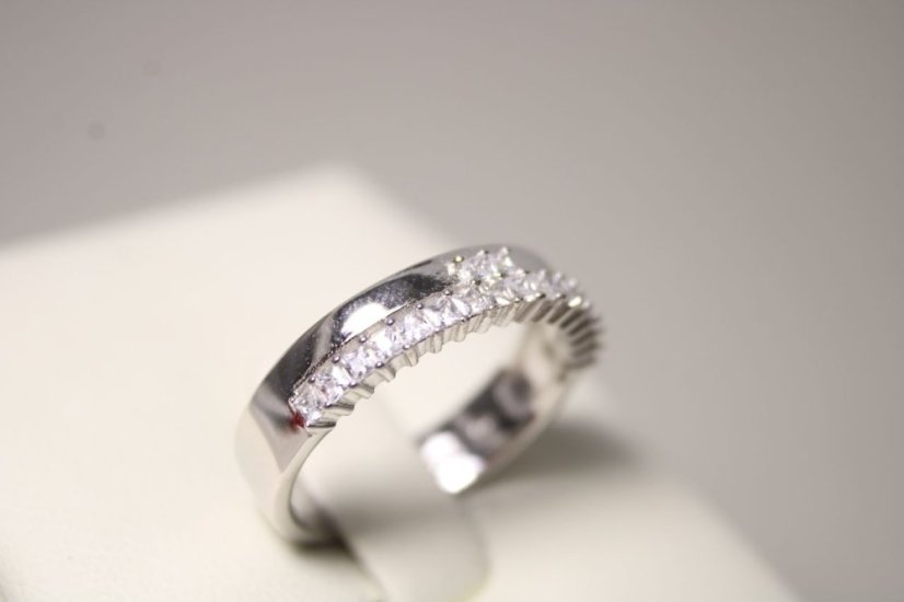Dámsky strieborný prsteň s hladkou obručou a čírymi zirkónmi, rhodium, veľkosť 56, 3,43 g, 925/1000