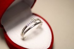 Strieborný prsteň s dvojitou obručou zdobený zirkónovým krížikom, rhódium, veľkosť 58, 1,89g, 925/1000