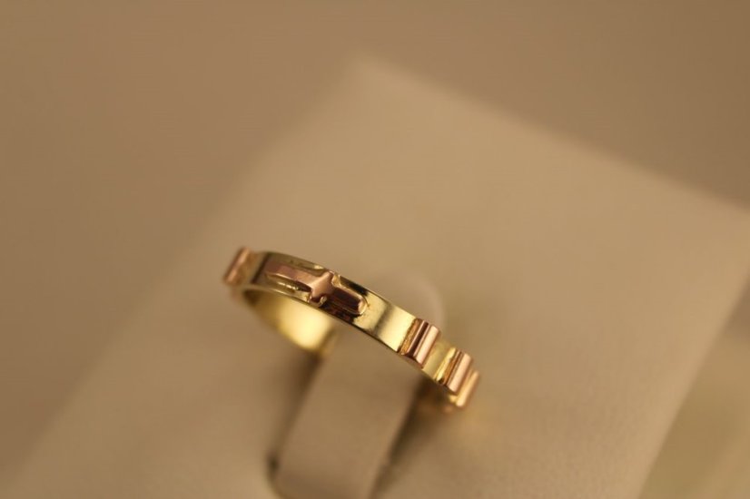 Prsteň- ruženec- vystupený krížik- kombinované zlato- 14 karátov