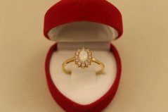 Prsteň- opál- číre zirkóny- žlté zlato- 14 karátov