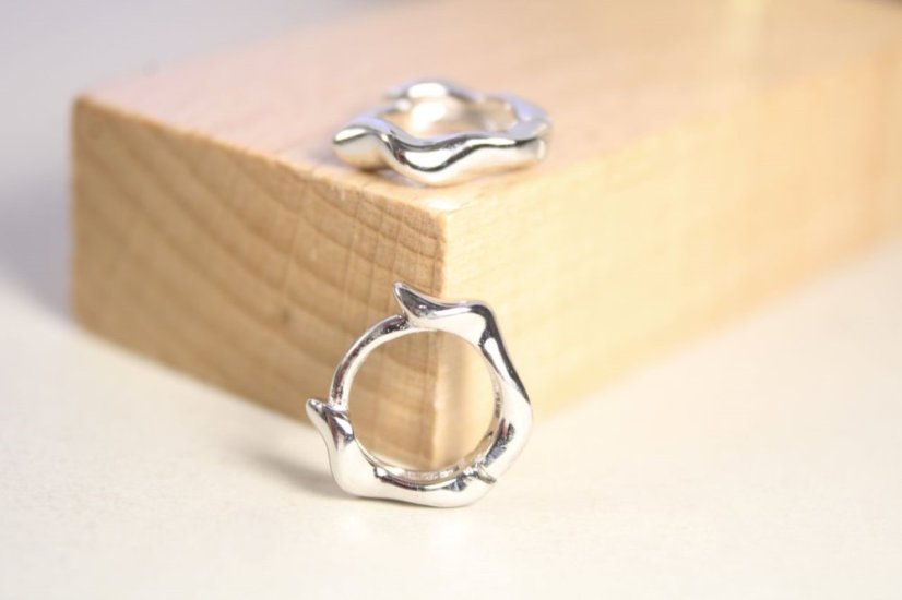 Lesklé strieborné náušnice kruhy, rhodium, kĺbové zapínanie, 1,75 g, 925/1000