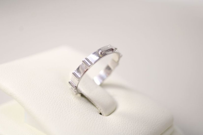 Prsteň- ruženec- vystupený krížik- biele zlato- 14 karátov