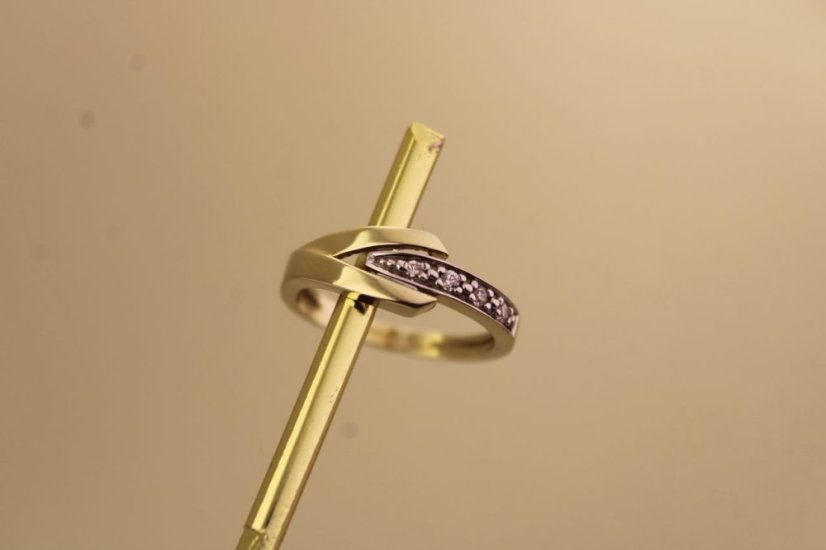 Zlatý prsteň  - Moderný dizajn - Číre zirkóny - Kombinované zlato - 14k