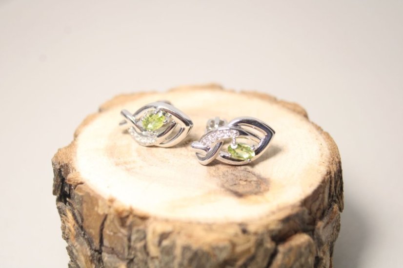 Strieborné náušnice s olivínmi a zirkónmi, rhodium, šrúbovačky, 3,33 g, 925/1000