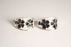 Strieborné náušnice s motívom kvety, čierny smalt a číre zirkóny, rhodium, francúzske zapínanie, 4,82 g, 925/1000