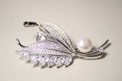Brošňa-biela perla-číre zirkóny-rhodiované striebro