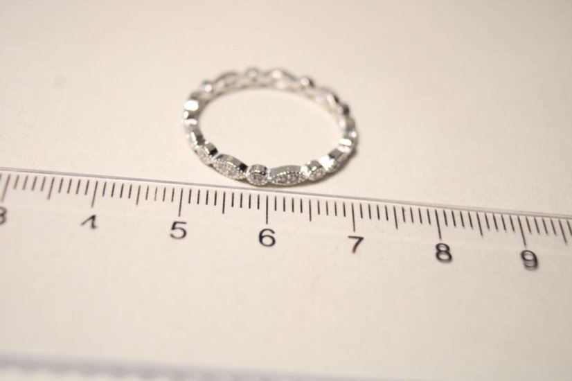 Rhódiovaný strieborný prsteň s čírymi zirkónmi rôznych tvarov, veľkosť 59, 1,37g, 925/1000 - Materiál: Rhodiované striebro, Druh kameňa: ZIRKÓN, Farba kameňa: Číry, Veľkosť prsteňa: 59, Váha (g): 1,37, Rýdzosť: STRIEBRO 925/1000