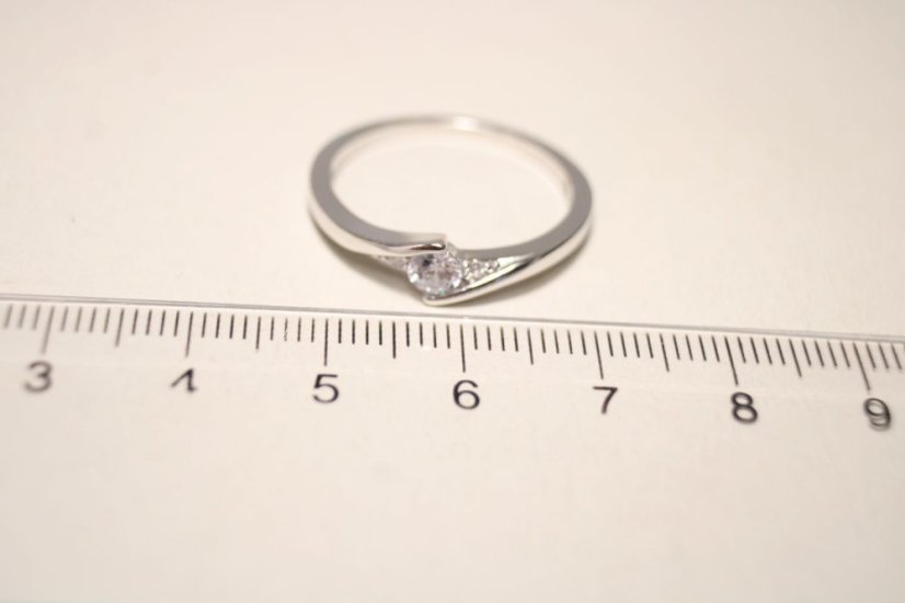 Strieborný rhódiovaný prsteň v tvare vlnky s čírym kameňom, číre zirkóny, veľkosť 61, 2,43g, 925/1000