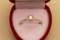 Prsteň-diamanty- centrálny briliant- žlté zlato- 14 karátov