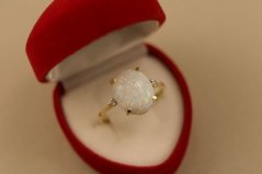 Prsteň- opál- zirkóny- žlté zlato- 14 karátov