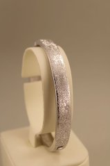 Pevný náramok - textúrovaný povrch - rhodiované striebro