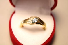 Prsteň- modrý zirkón- číre kamienky- viacfarebné zlato- 14 karátov