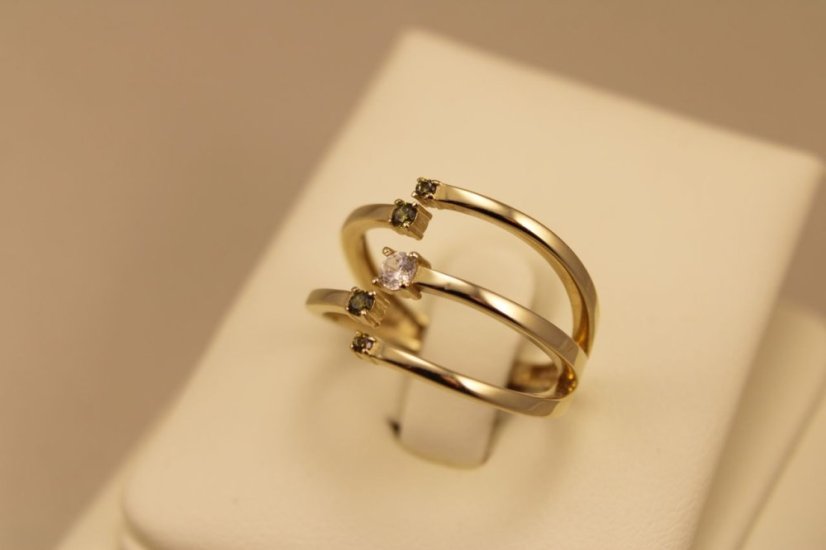 Zlatý prsteň žlté zlato, zelené a číre zirkóny, veľkosť 57, 3,63g 14k 585/1000