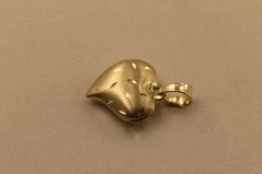 Prívesok- vypuklé srdiečko- matno-lesklý- žlté zlato- 14 karátov