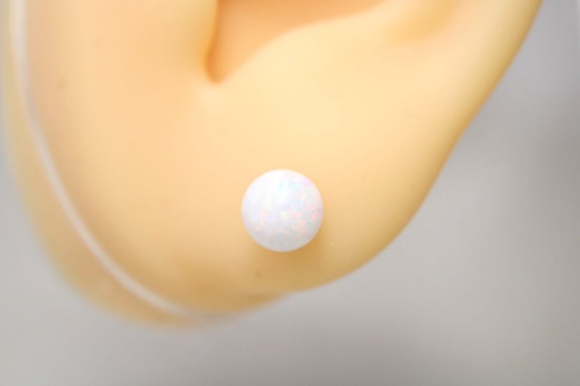 Jemné náušnice zdobené bielym opálom, žlté zlato, napichovačky, 0,96 g, 14 karátov 585/1000