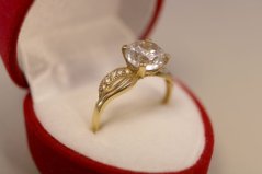 Prsteň- žlté zlato-zirkón v korunke-14 karátov