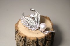 Brošňa-biela perla-číre zirkóny-rhodiované striebro