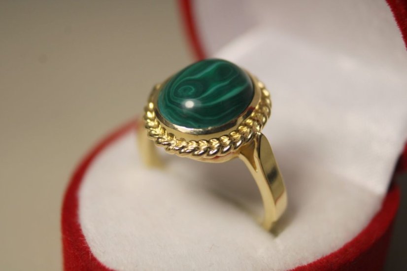 Zlatý prsteň s prírodným kameňom malachit, žlté zlato, veľkosť 53, 5,02 g, 14K 585/1000