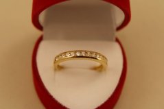 Prsteň- rad čírych zirkónov- žlté zlato- 14 karátov