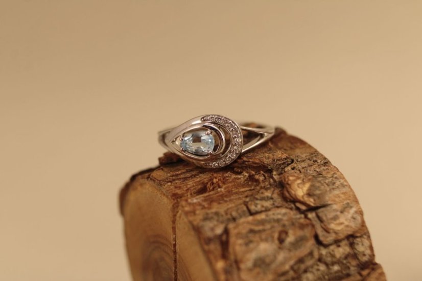 Prsteň - modrý Topás - číre zirkóny - rhodium - striebro
