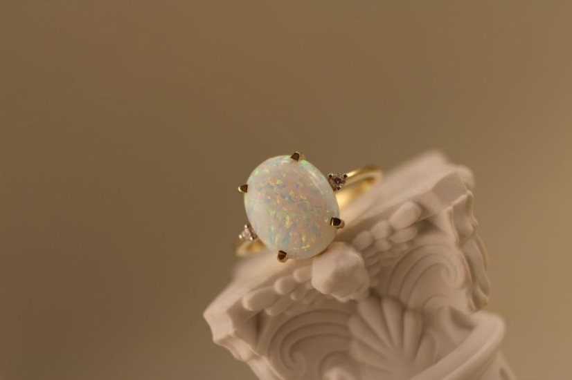 Prsteň- opál- zirkóny- žlté zlato- 14 karátov